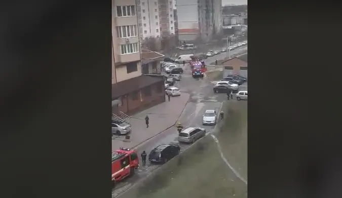 У Луцьку – пожежа в багатоповерхівці: обмежувачі руху перекрили доїзд рятувальникам (відео, оновлено)
