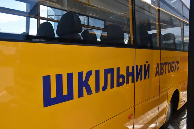 П'ятьом громадам Волині передали нові шкільні спецавтобуси (фото)