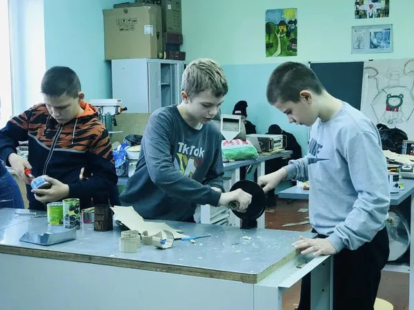 У Баєві школярі на уроках трудового навчання виготовляють окопні свічки (фото)