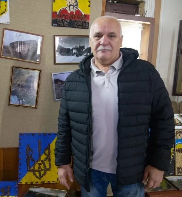 Створені з осколків: у Луцьку покажуть особливу виставку картин херсонця