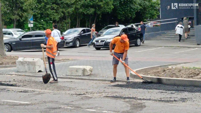 Довбають і латають: що коїться на проспекті Волі в Луцьку (фото)