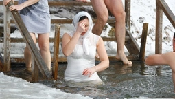 Працівники VolWest Group скупалися на Водохреще в освяченій воді