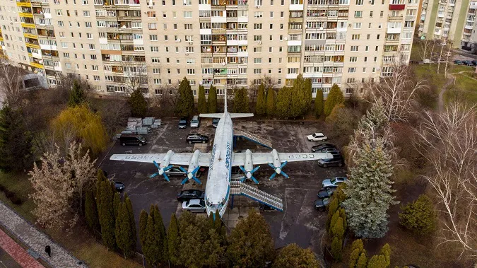 Пасажирський літак посеред спального району – не дивина для лучан (фото)
