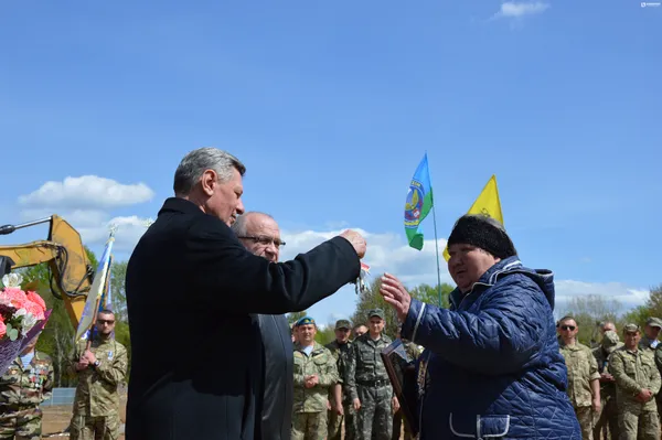 Мама Романа Лучука отримує ключі від квартири
