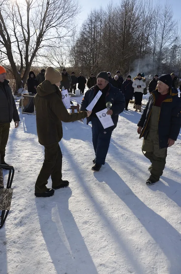 Рибалили і збирали кошти на ЗСУ: на Люцимері влаштували змагання з підлідного лову (фото)