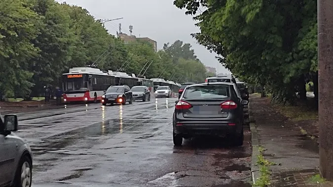 У Луцьку паралізувало рух тролейбусів через негоду: де саме