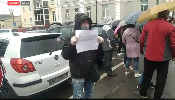 Хочуть працювати: підприємці прийшли під стіни Луцькради з протестом (фото, відео)