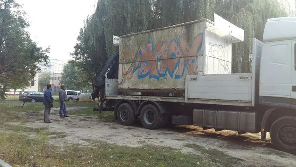 Лучанка стверджує, що з демонтованого муніципалами кіоску зникли її речі 
