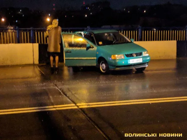4 авто і слизька дорога: у Луцьку на мосту трапилася ДТП (фото)