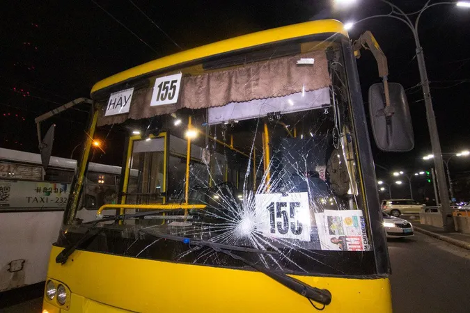 У Києві люди побили «маршрутчика», який збив трьох жінок (фото, відео)