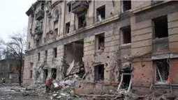 Окупанти скинули бомбу на школу в Маріуполі. Там було 400 людей (відео)