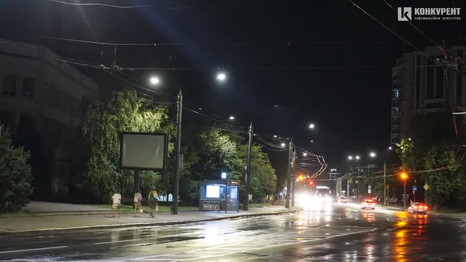 Калюжі, машини і світлофори: Луцьк після дощу (фото)