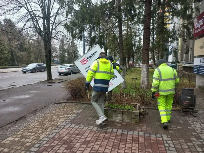 У Луцьку позбулися неестетичних вивісок й реклами (фото)