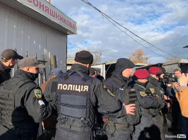 Билися та обливали водою: черговий скандал на на Старому ринку (фото, відео)