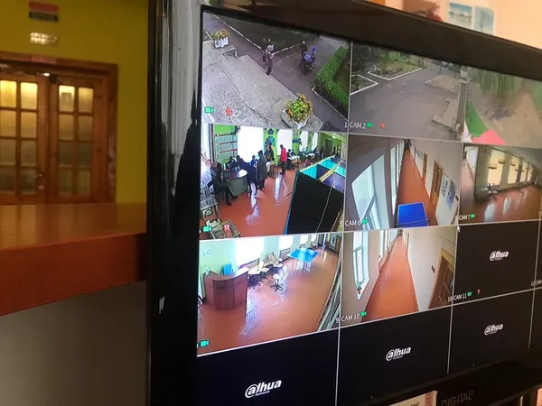 У Ковелі скриньку для голосування поставили під камерою відеоспостереження (фото)