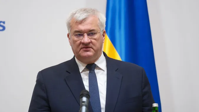 Україна висилає двох угорських диломатів