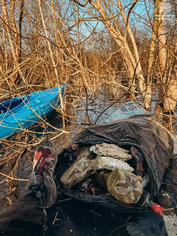 На Волині патрульні сіли в байдарки і попливли Стиром: що шукали (фото)
