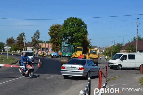 Дружина депутата облради ремонтує на Волині частину дороги державного значення