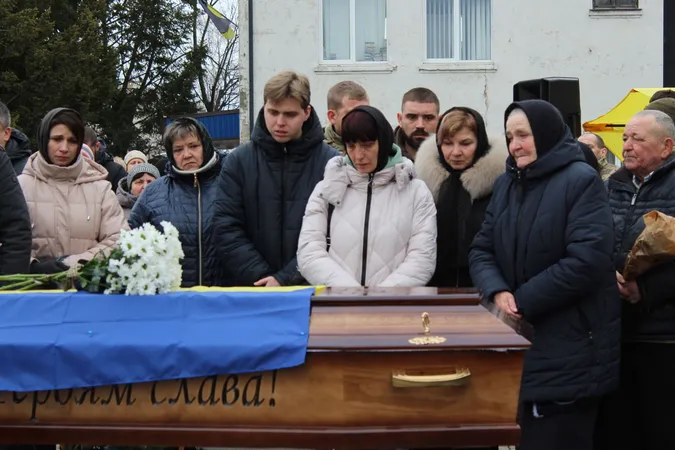 У Рожищі попрощалися із загиблим воїном Павлом Бурцем (фото)