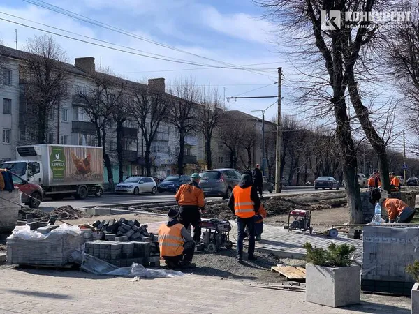 Процес викладки бруківки