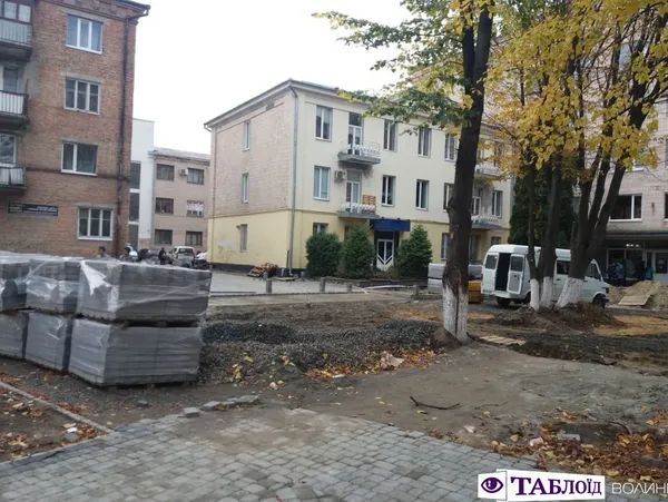 Мінімум бруківки, нові лавки та цікаві ліхтарі: реконструкція старого квіткового ринку (фото)
