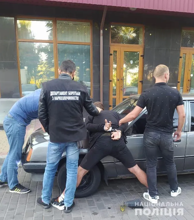 Отримав наркотики поштою: у Луцьку пов'язали «закладчика» (фото)