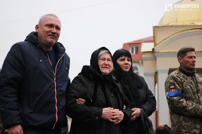 У Луцьку на колінах попрощалися зі ще одним загиблим Героєм (фото)