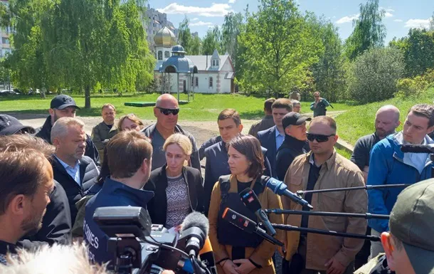 В Україну приїхала очільниця МЗС Німеччини – вона з Венедиктовою відвідала Бучу (фото)