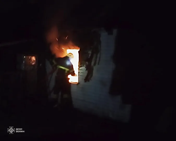 На місці пожежі на Волині рятувальники знайшли тіло жінки