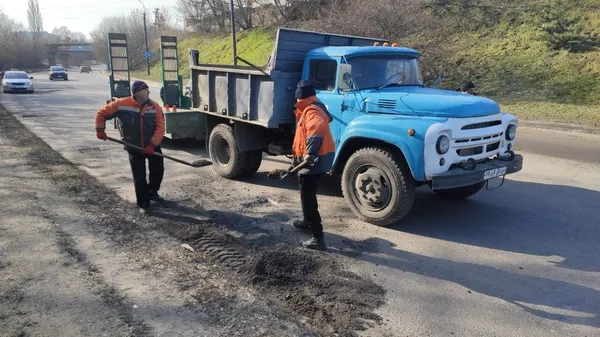 На деяких вулицях у Луцьку розпочали ямковий ремонт (фото, відео)