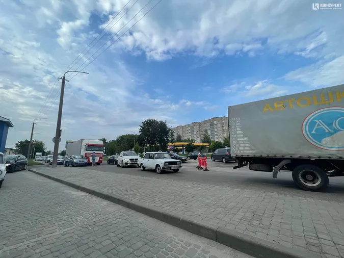 Рух ускладнений: у Луцьку не поділили дорогу фура і легковик (фото)
