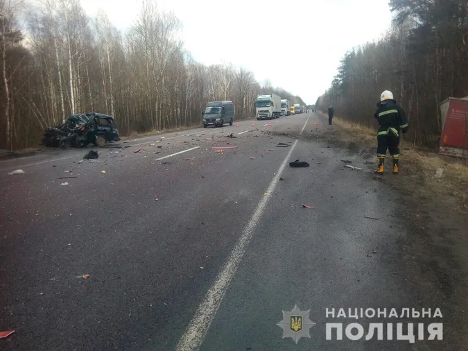 На ковельській трасі ВАЗ зіткнувся з вантажівкою: загинув волинянин (фото)