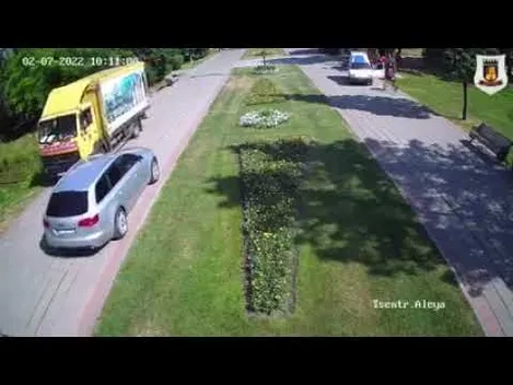 Потрібні боларди: у луцькому парку автомобілі їздять пішохідними доріжками (відео)