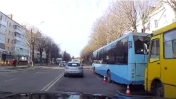 У Луцьку старий «Богдан» вибив заднє скло в новому маршрутному автобусі (відео)