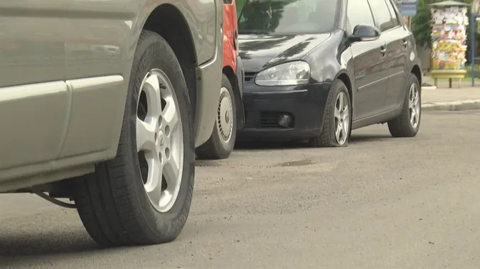У Нововолинську вночі масово порізали шини автомобілів (фото)