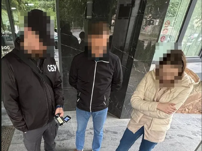 У Луцьку адвокатка організувала схему для виїзду ухилянтів (фото)