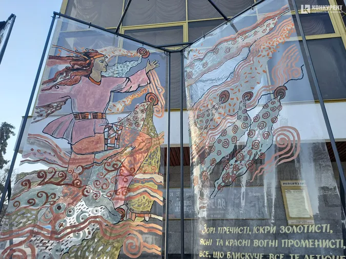 Мавка на плівці: у центрі Луцька монтують дивну конструкцію (фото)