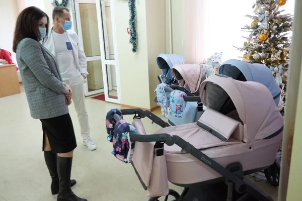 Пологовий будинок подарував першим народженим у новорічну ніч дітям візочки (фото)