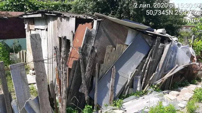 Квіти в шинах, грядки, паркани: в Луцьку – рейд муніципалів (фото)