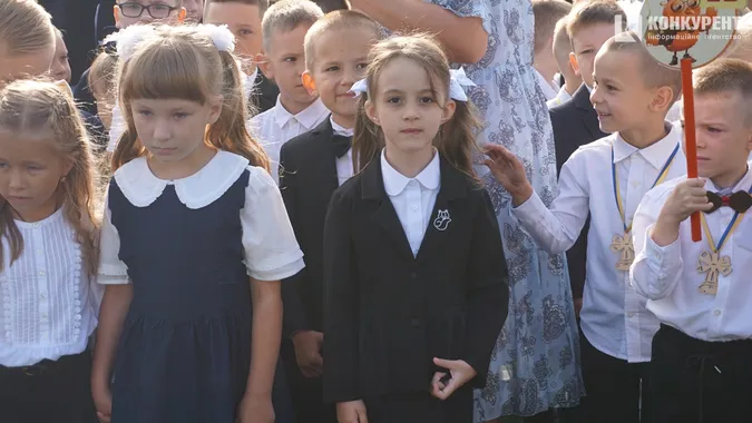 Квіти, дзвоники і діти: як у Луцькому ліцеї №9 відзначили 1 вересня (фото)
