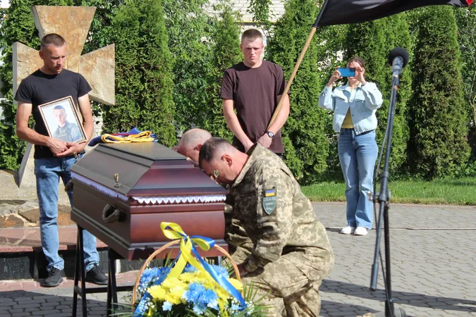 Врятував побратима ціною власного життя: на Волині попрощалися з воїном Андрієм Лавренчуком (фото)