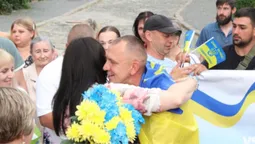 Сльози радості й обійми: у Луцьку зустріли військового, який понад два роки був у полоні (фото)