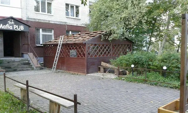 Луцькі муніципали «розібрали» альтанку біля пабу, яка стояла роками (фото)