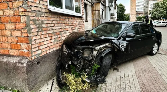 «Відволікся»: у Луцьку п'яний водій в’їхав у стіну будинку (фото, відео)