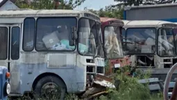 «Стоять ще з 2015 року»: у Володимирі помітили «кладовище» старих міських автобусів (фото)