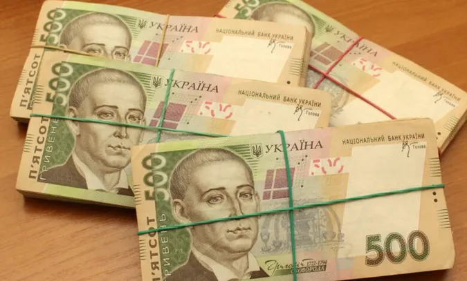 Без готівки: Нацбанк пропонує виплачувати зарплати та пенсії лише на картки