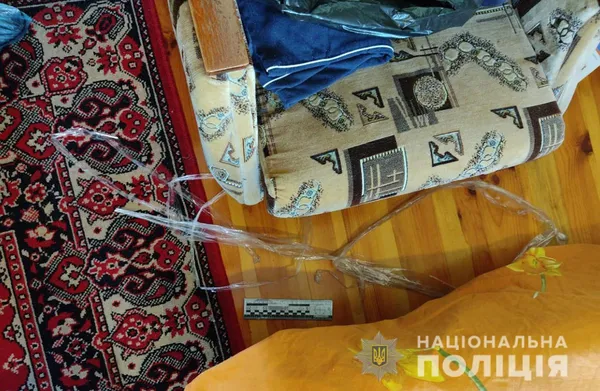 Зв’язали скотчем і вимагали гроші: на Волині розбійники вдерлися в хату підприємця (фото)