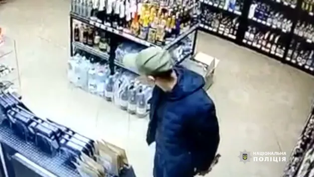 Крадіжки у Луцьку: поліція встановлює особи чоловіка й жінки (фото, відео)