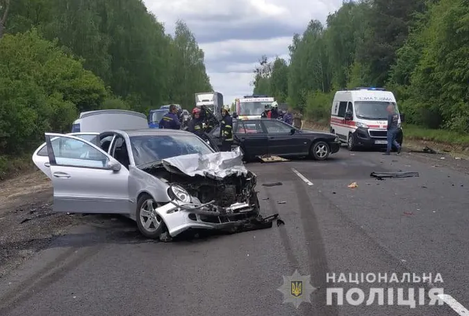 Аварія на Волині: зіткнулися два легковики й вантажівка (фото, відео, оновлено)