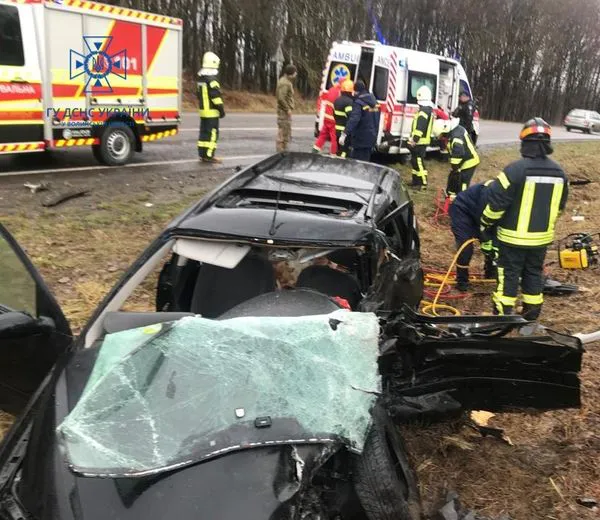 У Луцькому районі – ДТП: водія затиснуло всередині авто (фото)